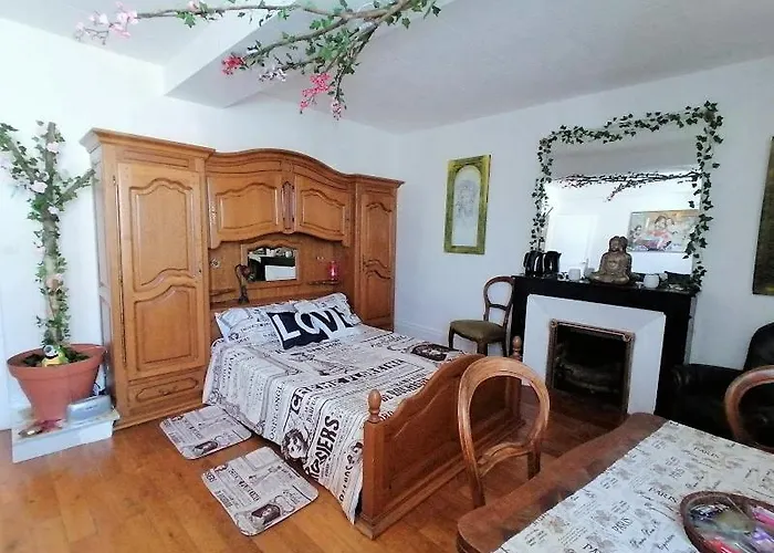 D Hôtes Le Labyrinthe Du Peintre Bransat